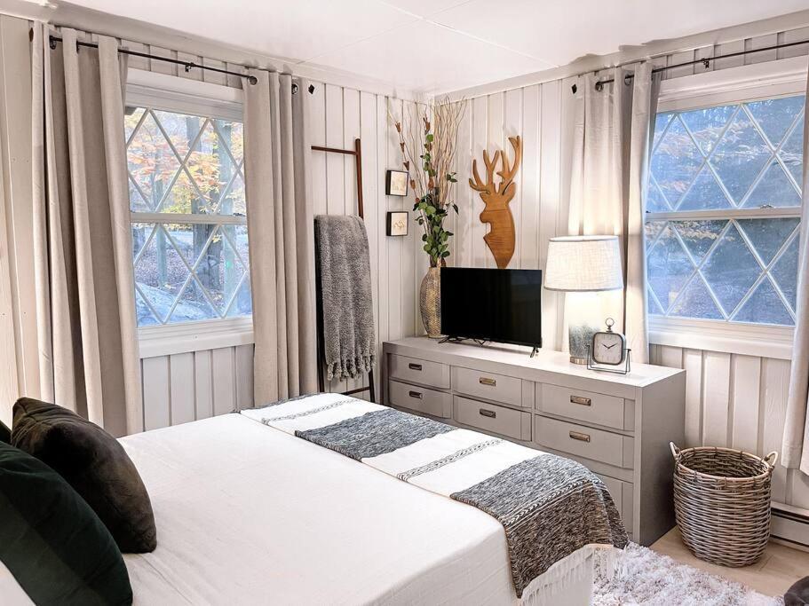 Stylish And Cozy Cabin, Walking Distance To Big Bass Lake Gouldsboro Extérieur photo